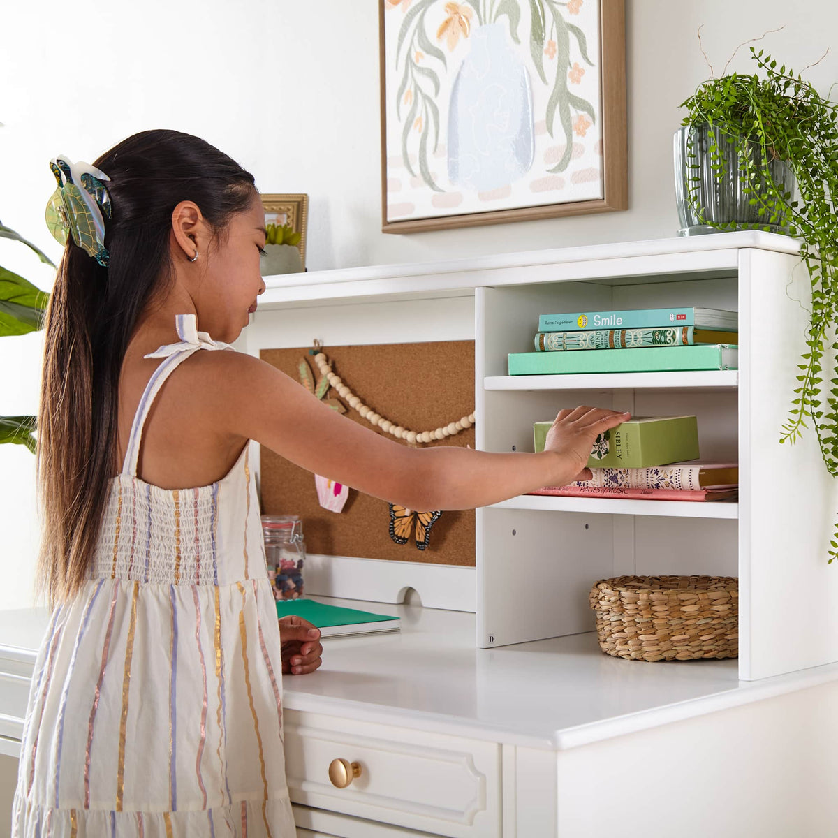 G27682 Avery Desk and Hutch and Chair Lifestyle 0897 Detail