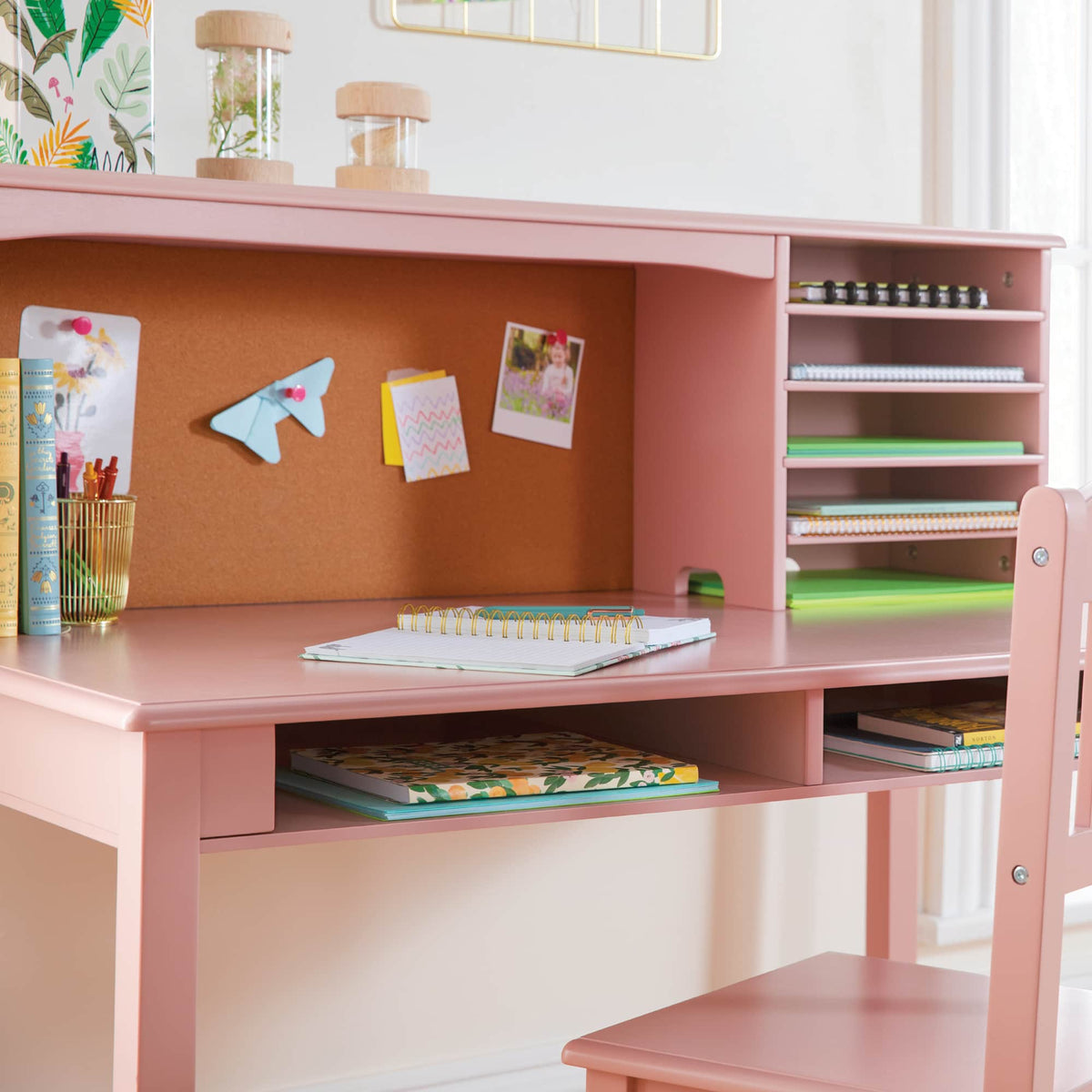 G27640 Media Desk and Chair Pink Detail 2 | Pink